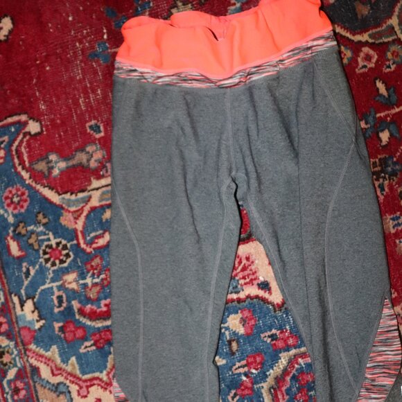 Cropped Athleisure tights. - Picture 1 of 4